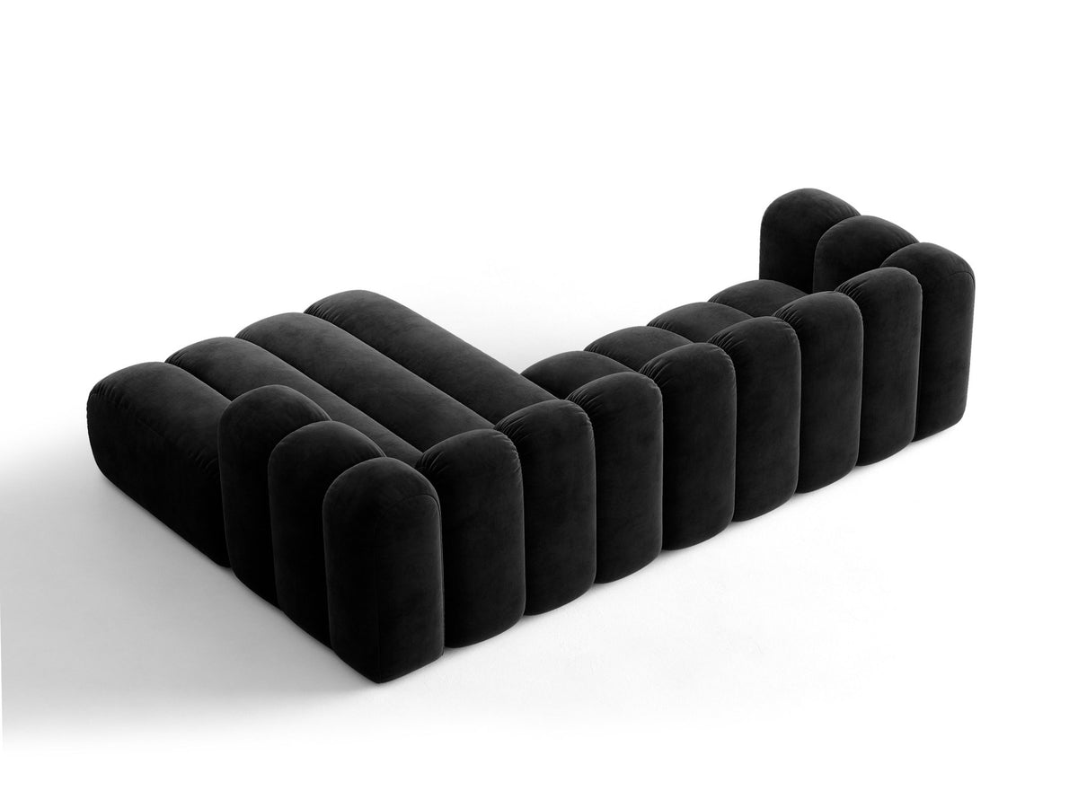 Beiges Ecksofa Lupine von Micadoni mit rechter Ausrichtung, Stoffbezug Eden Pearl, schwarzen Kunststoffbeinen und integriertem Bettkasten.