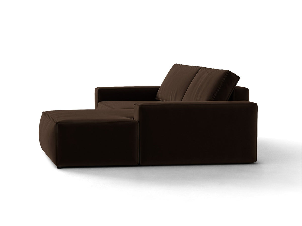 Braunes Ecksofa Jodie von Micadoni mit Bouclé-Stoffbezug, schwarzen Kunststoffbeinen und ausklappbarem Bettkasten, linke Ausrichtung.