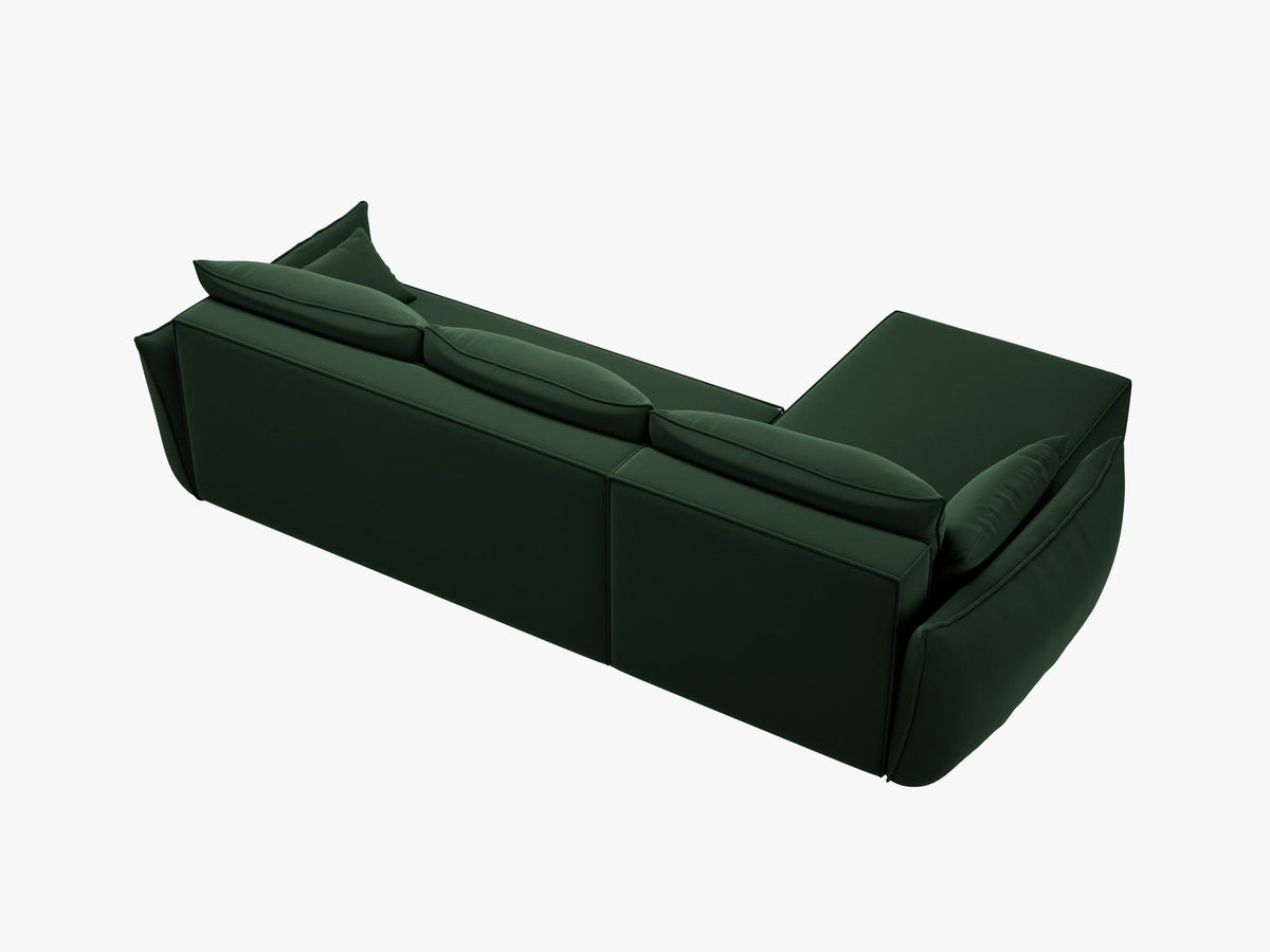 Beige Ecksofa Kaelle von Micadoni mit Chenille-Bezug, schwarzen Kunststoffbeinen und sichtbarem Bettkasten, rechts ausgerichtetes Bettsofa im Wohnraum.
