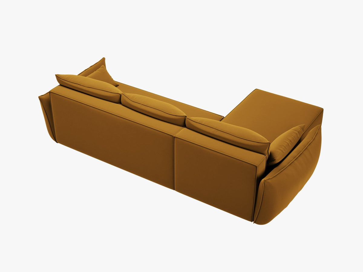 Beige Ecksofa Kaelle von Micadoni mit Chenille-Bezug, schwarzen Kunststoffbeinen und sichtbarem Bettkasten, rechts ausgerichtetes Bettsofa im Wohnraum.