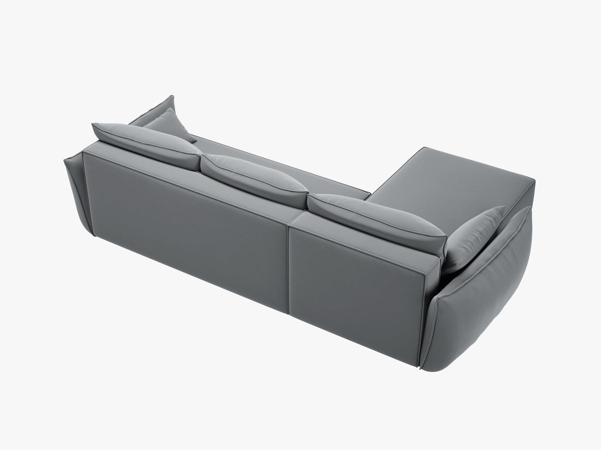 Beige Ecksofa Kaelle von Micadoni mit Chenille-Bezug, schwarzen Kunststoffbeinen und sichtbarem Bettkasten, rechts ausgerichtetes Bettsofa im Wohnraum.