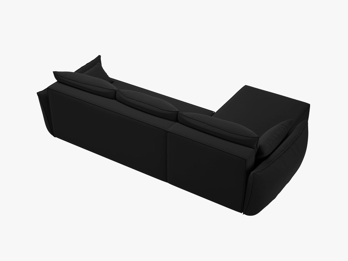 Beige Ecksofa Kaelle von Micadoni mit Chenille-Bezug, schwarzen Kunststoffbeinen und sichtbarem Bettkasten, rechts ausgerichtetes Bettsofa im Wohnraum.