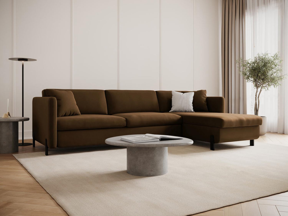 Gloria Velour Ecksofa rechts mit Schlaffunktion und Stauraum 4 Sitzer in Chocolate-Salvador präsentiert im Onlineshop von KAQTU Design AG. Bettsofa rechts ist von Micadoni