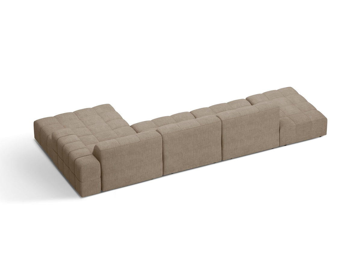 Jennifer Linkes Ecksofa von Micadoni in Leichtem Beige, L-Form, Bluvel-Stoffbezug, schwarze Kunststoffbeine, grosse Sitzfläche im Wohnraum.