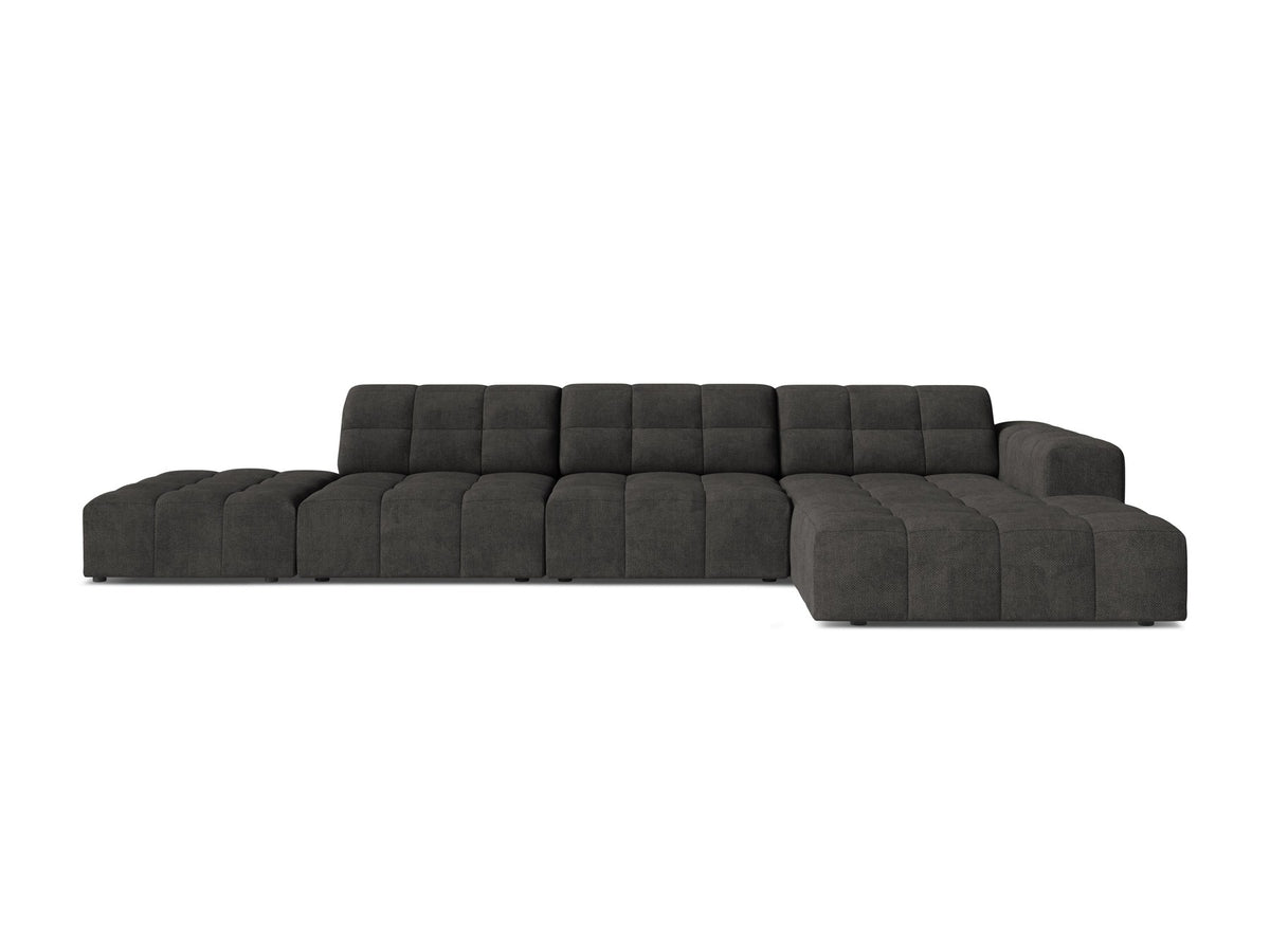 Jennifer Linkes Ecksofa von Micadoni in Leichtem Beige, L-Form, Bluvel-Stoffbezug, schwarze Kunststoffbeine, grosse Sitzfläche im Wohnraum.