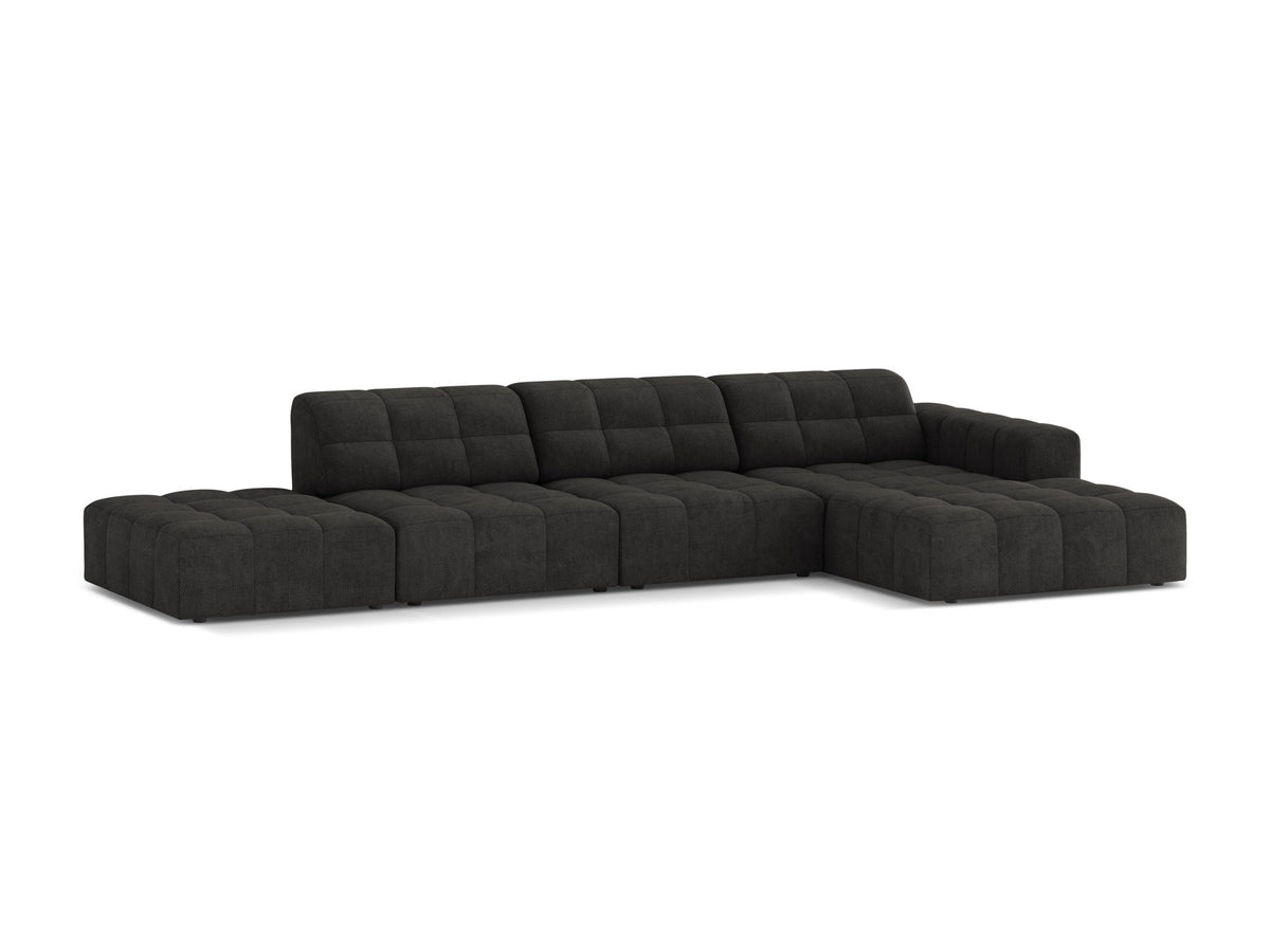 Jennifer Linkes Ecksofa von Micadoni in Leichtem Beige, L-Form, Bluvel-Stoffbezug, schwarze Kunststoffbeine, grosse Sitzfläche im Wohnraum.