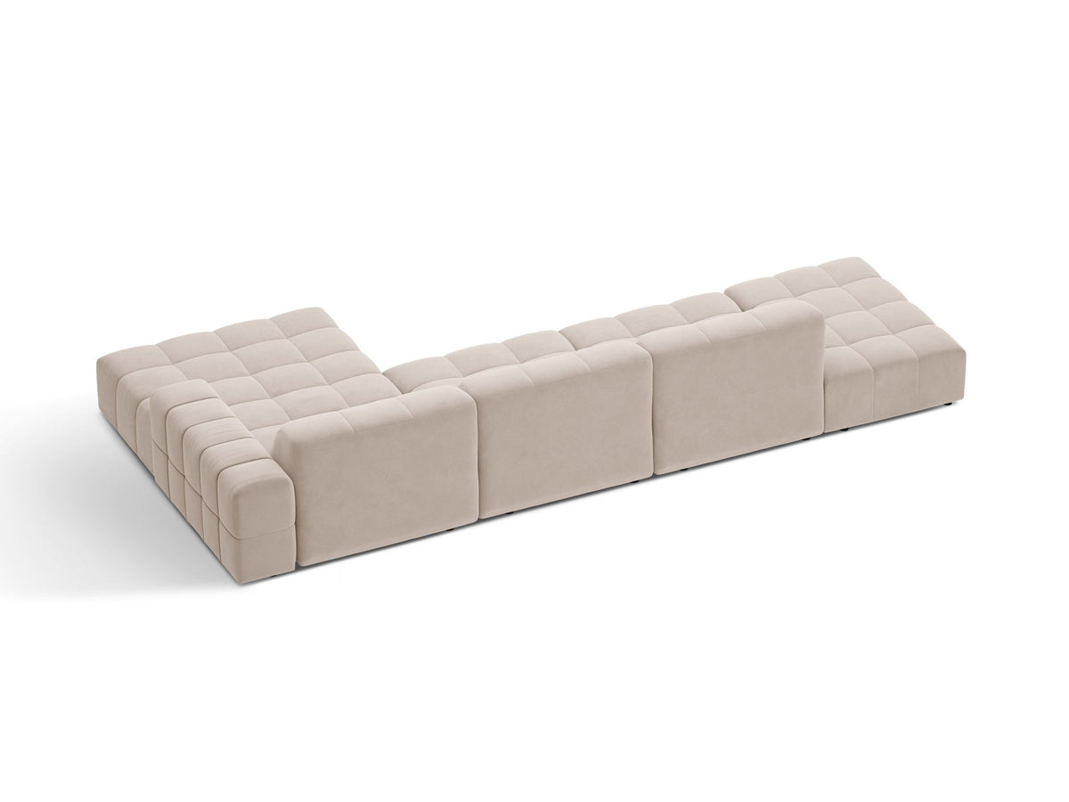 Jennifer Linkes Ecksofa von Micadoni in Leichtem Beige, L-Form, Bluvel-Stoffbezug, schwarze Kunststoffbeine, grosse Sitzfläche im Wohnraum.