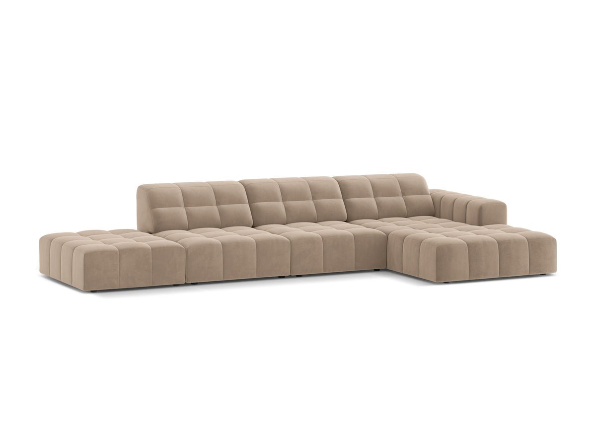 Jennifer Linkes Ecksofa von Micadoni in Leichtem Beige, L-Form, Bluvel-Stoffbezug, schwarze Kunststoffbeine, grosse Sitzfläche im Wohnraum.