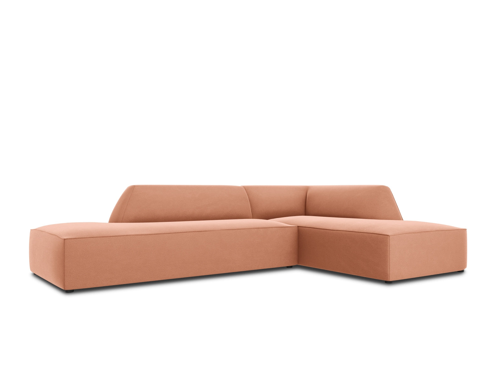 Modulares Ecksofa in edlem Ruby Velour, rechtsseitig, für vier Personen. Ideal für stilvolle Wohnräume und gemütliche Abende.
