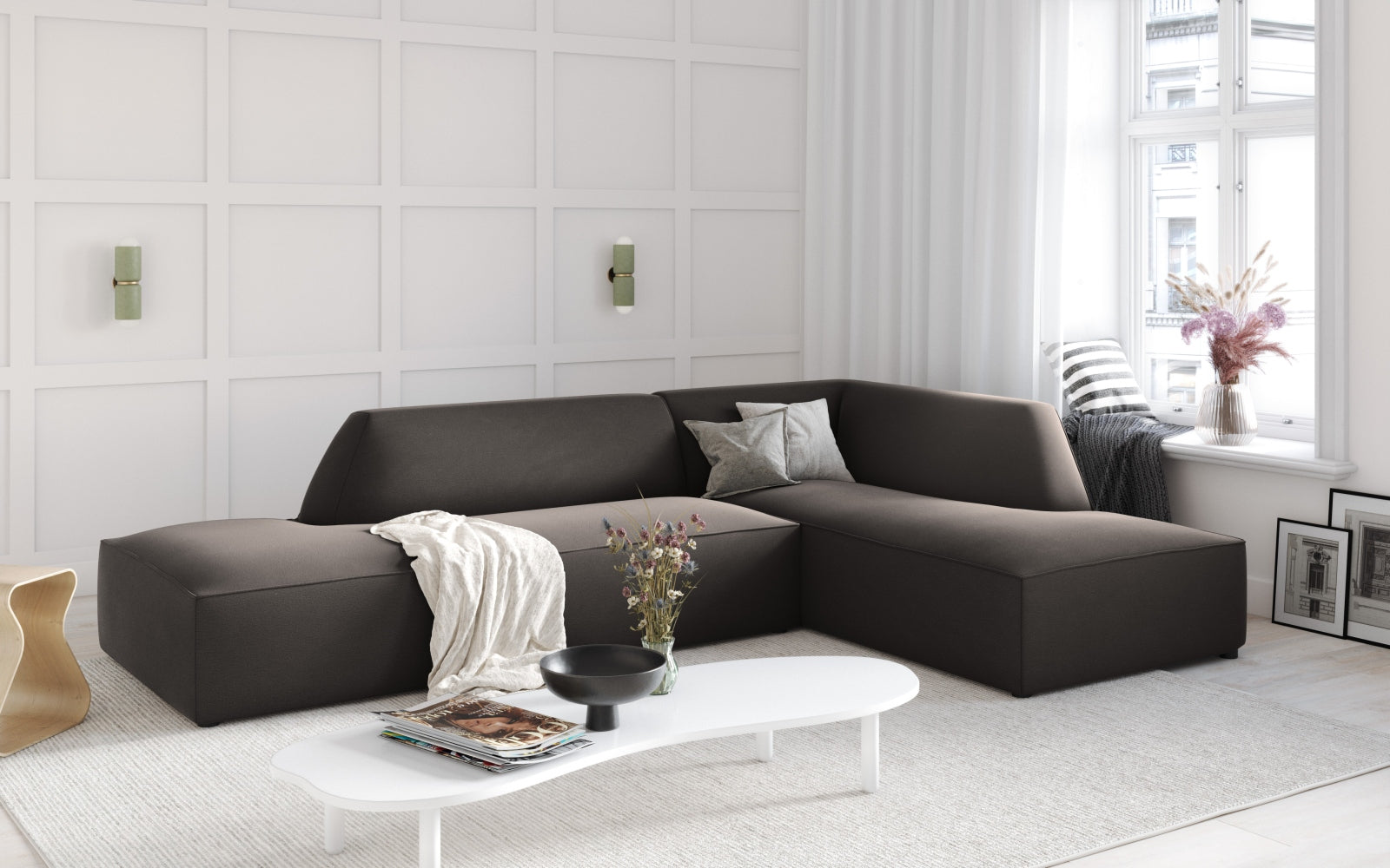 Stilvolles, modulares Ecksofa in edlem Ruby Velour, rechtsseitig, ideal für vier Personen und perfekt für moderne Wohnräume.
