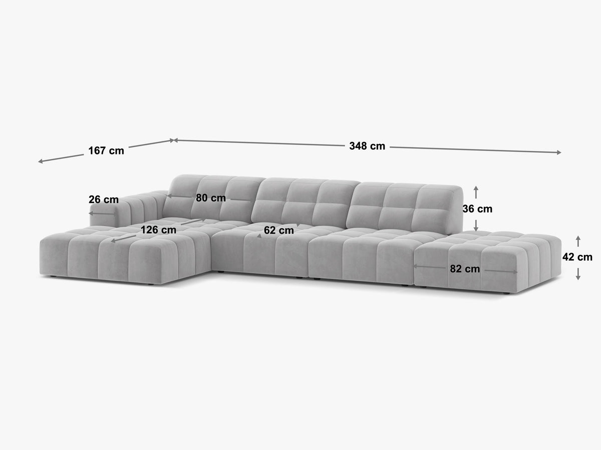 Jennifer Linkes Ecksofa von Micadoni in Leichtem Beige, L-Form, Bluvel-Stoffbezug, schwarze Kunststoffbeine, grosse Sitzfläche im Wohnraum.
