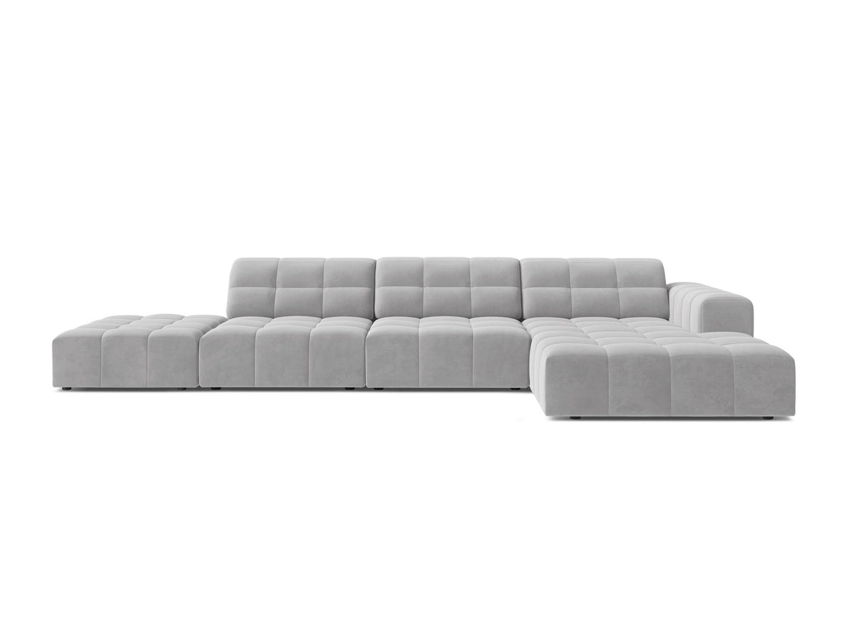 Jennifer Linkes Ecksofa von Micadoni in Leichtem Beige, L-Form, Bluvel-Stoffbezug, schwarze Kunststoffbeine, grosse Sitzfläche im Wohnraum.