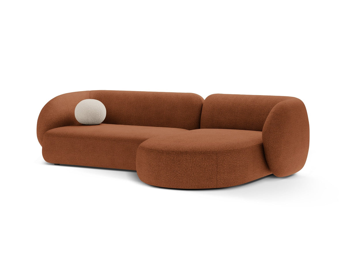 Weisses Ecksofa rechts Kate von Micadoni mit strukturiertem Bouclé-Stoff, schwarzen Kunststoffbeinen und niedriger Rückenlehne.