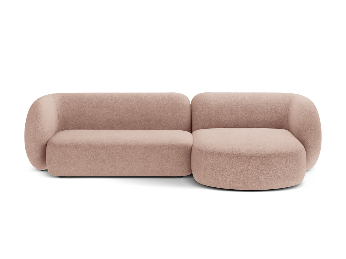 Weisses Ecksofa rechts Kate von Micadoni mit strukturiertem Bouclé-Stoff, schwarzen Kunststoffbeinen und niedriger Rückenlehne.