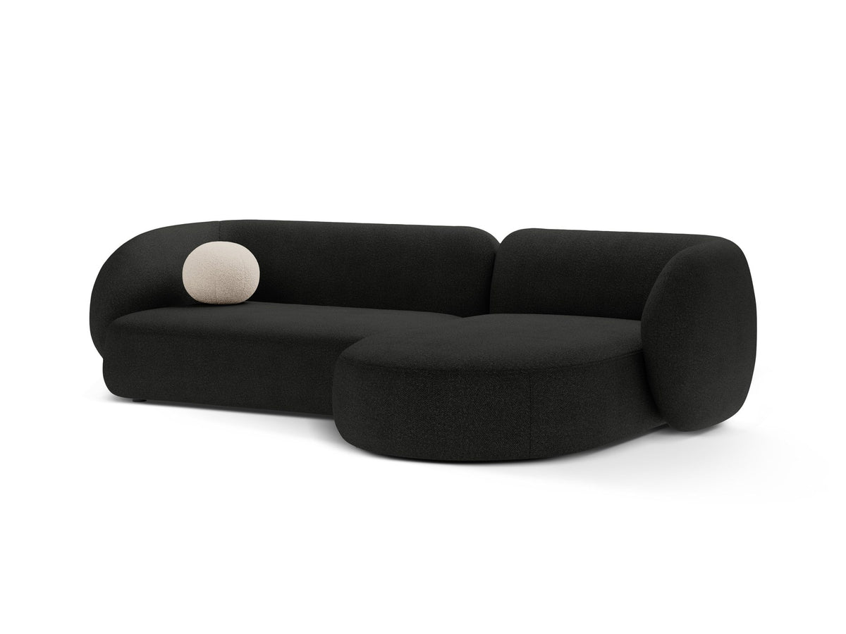 Weisses Ecksofa rechts Kate von Micadoni mit strukturiertem Bouclé-Stoff, schwarzen Kunststoffbeinen und niedriger Rückenlehne.