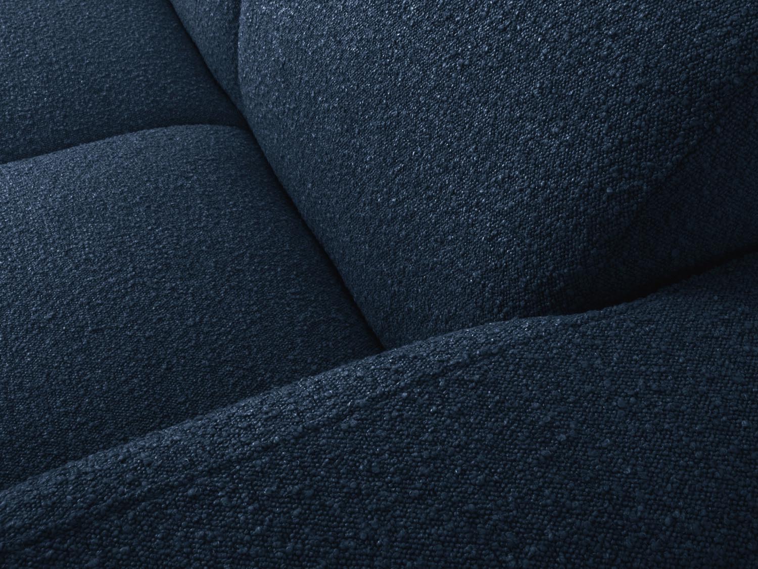 Elegantes Ecksofa Molino Boucle rechts, 4-Sitzer in tiefem Blau, perfekt für entspannte Stunden und modernes Wohndesign.