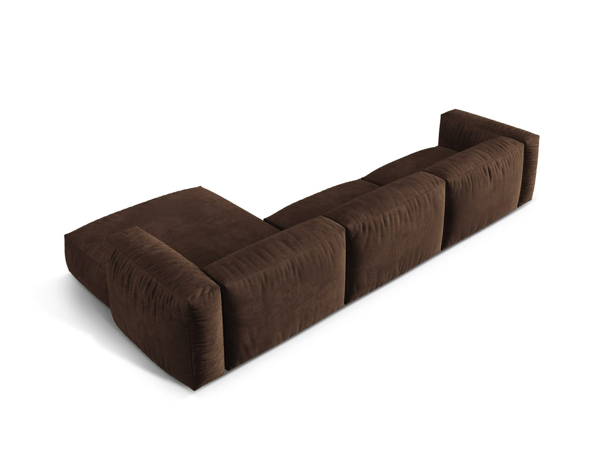 Modulares Ecksofa Martina von Micadoni in Schokoladenbraun mit Veloursstoff-Bezug, links ausgerichtet, auf niedrigen Polypropylen-Beinen stehend.