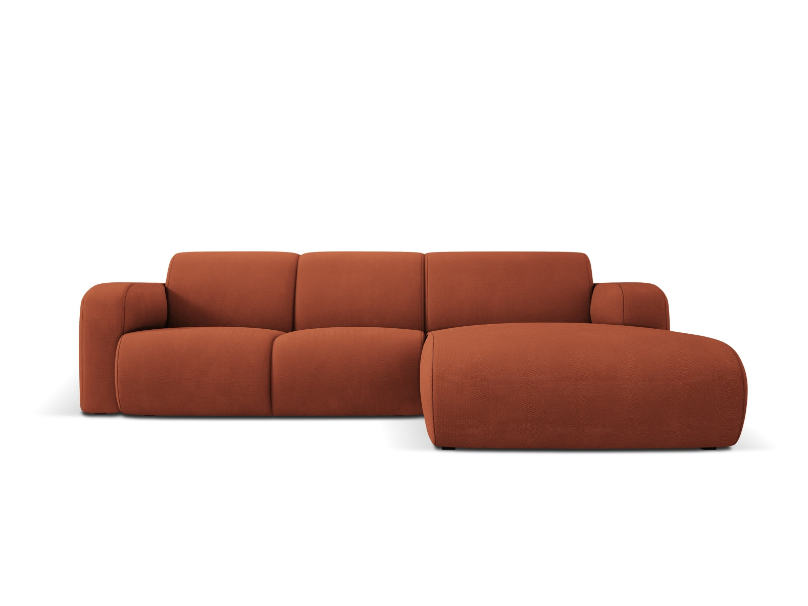 Stylisches Molino Ecksofa in Orange-Rebel, 4-Sitzer, rechtsseitig, ideal für moderne Wohnräume, erhältlich bei KAQTU Design AG.