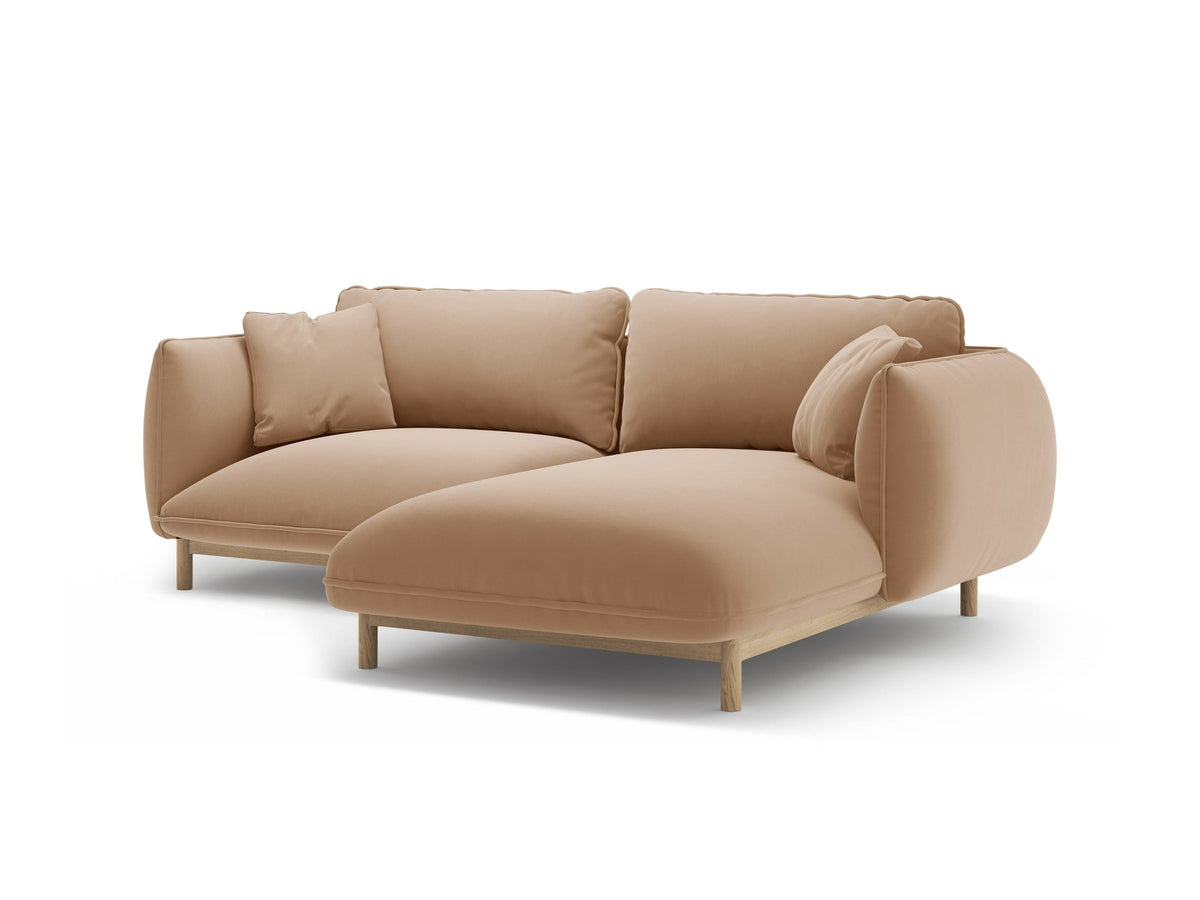 Foto des Ada Linkes Ecksofa von Micadoni in Mandel beige: L-Sofa mit rundem Armlehnen-Design, Buchenholzbeinen und Velours-Bezug Casino Lion.