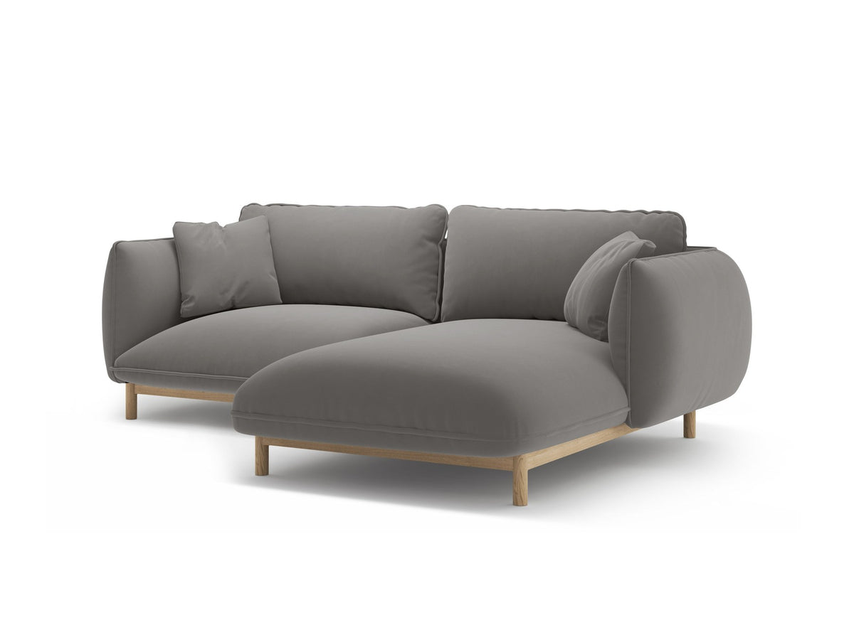 Foto des Ada Linkes Ecksofa von Micadoni in Mandel beige: L-Sofa mit rundem Armlehnen-Design, Buchenholzbeinen und Velours-Bezug Casino Lion.