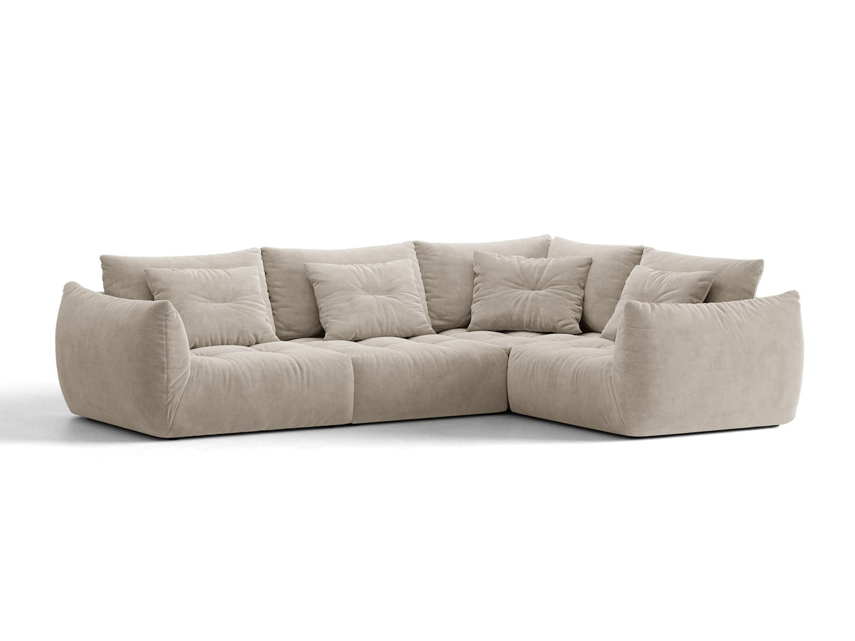 Ecksofa rechts Bloom von Micadoni in leichtem Beige, Veloursstoff Casino Pearl, schwarze Kunststoffbeine, moderne Polstermöbel-Form.