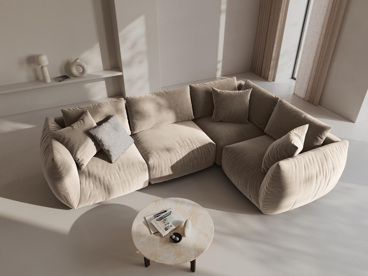 Elegantes Chris Velour Ecksofa rechts, 4-Sitzer in Ecru-Casino, ideal für stilvolle Wohnräume, präsentiert von Micadoni.