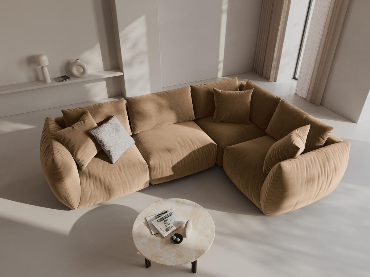 Chris Velour Ecksofa rechts 4 Sitzer in Sand-Casino präsentiert im Onlineshop von KAQTU Design AG. Ecksofa rechts ist von Micadoni