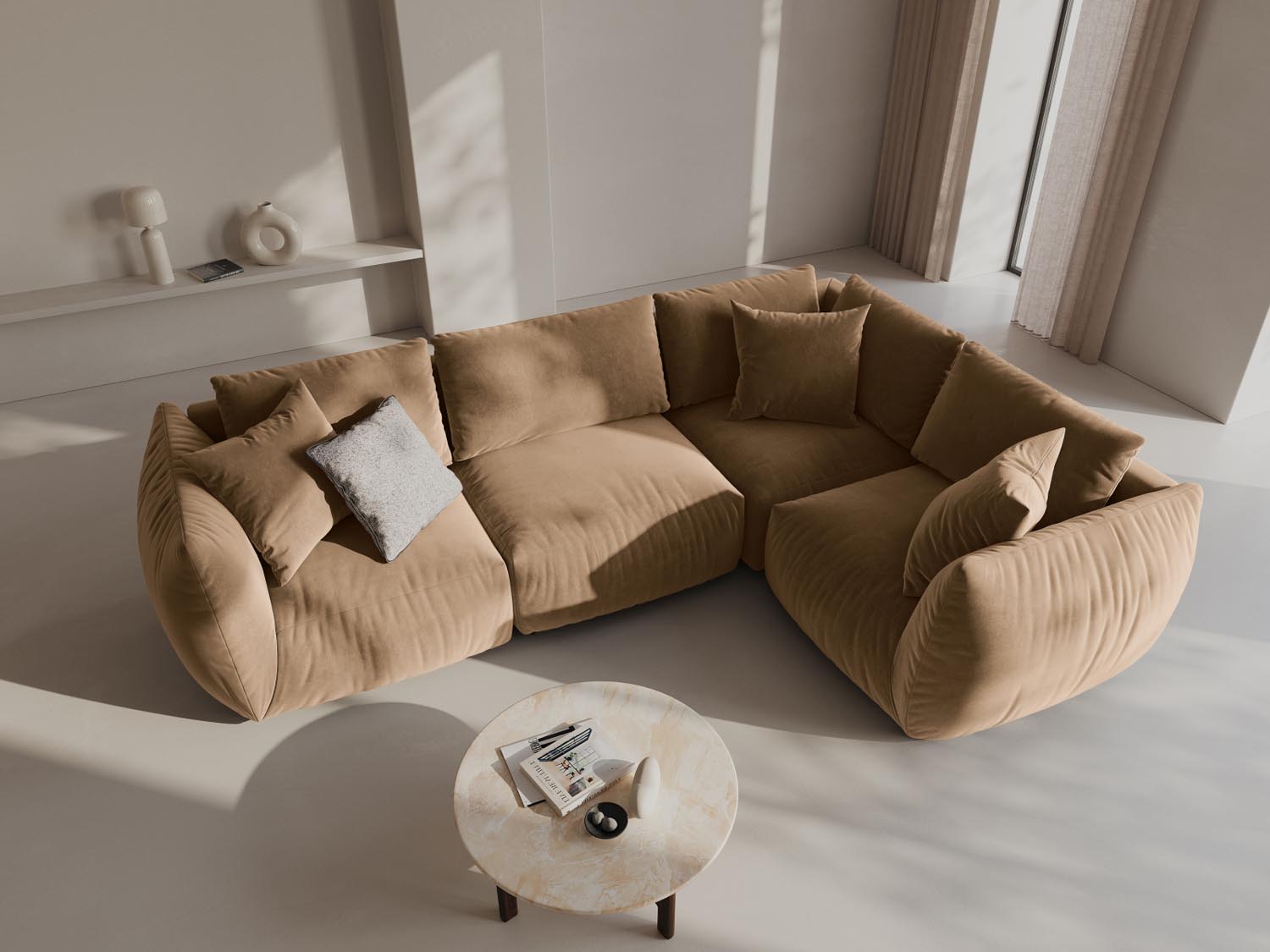 Elegantes Chris Velour Ecksofa in Sand-Casino, ideal für stilvolle Wohnräume. Komfortables 4-Sitzer Design von Micadoni.