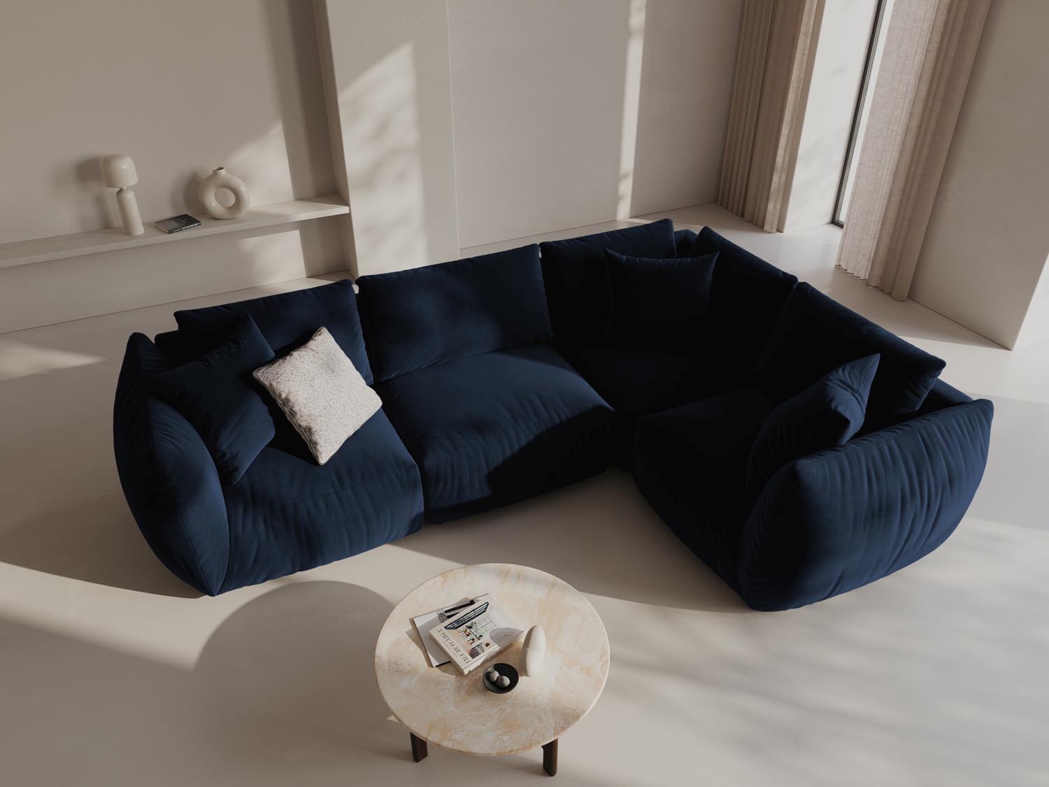 Elegantes Chris Velour Ecksofa in Royal Blue, 4-Sitzer, ideal für stilvolle Wohnräume, präsentiert in modernem Ambiente.