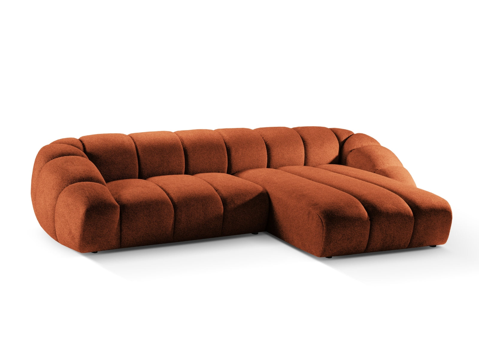 Modernes Diana Ecksofa in sanftem Terracotta, perfekt für gemütliche Wohnzimmer. Geräumiges 4-Sitzer L-Sofa von Micadoni.