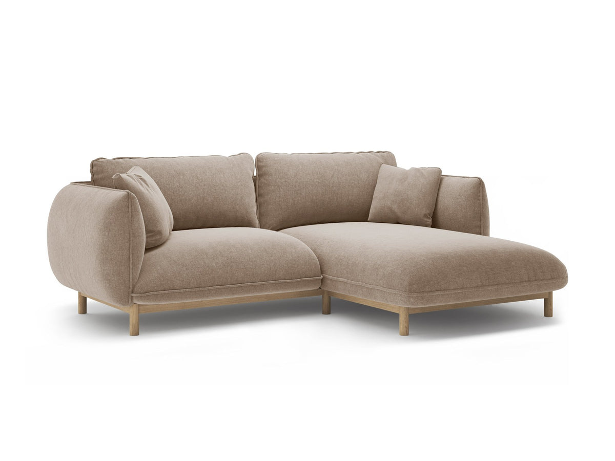 Foto des Ada Linkes Ecksofa von Micadoni in Mandel beige: L-Sofa mit rundem Armlehnen-Design, Buchenholzbeinen und Velours-Bezug Casino Lion.