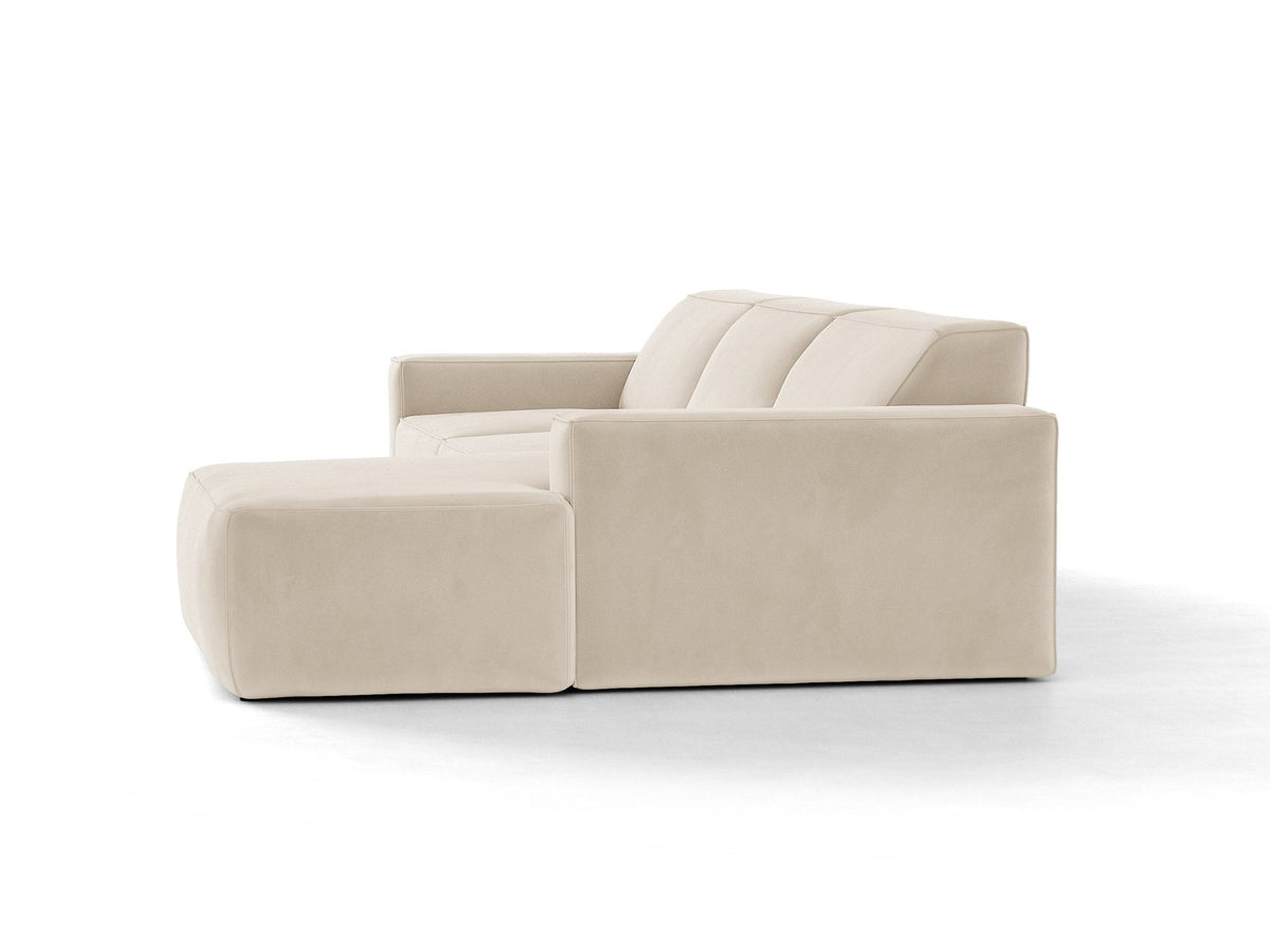Modulares Ecksofa rechts von Micadoni in leichtem Beige, Samtstoff Venus, mit schwarzen Kunststoffbeinen und niedriger Rückenlehne.