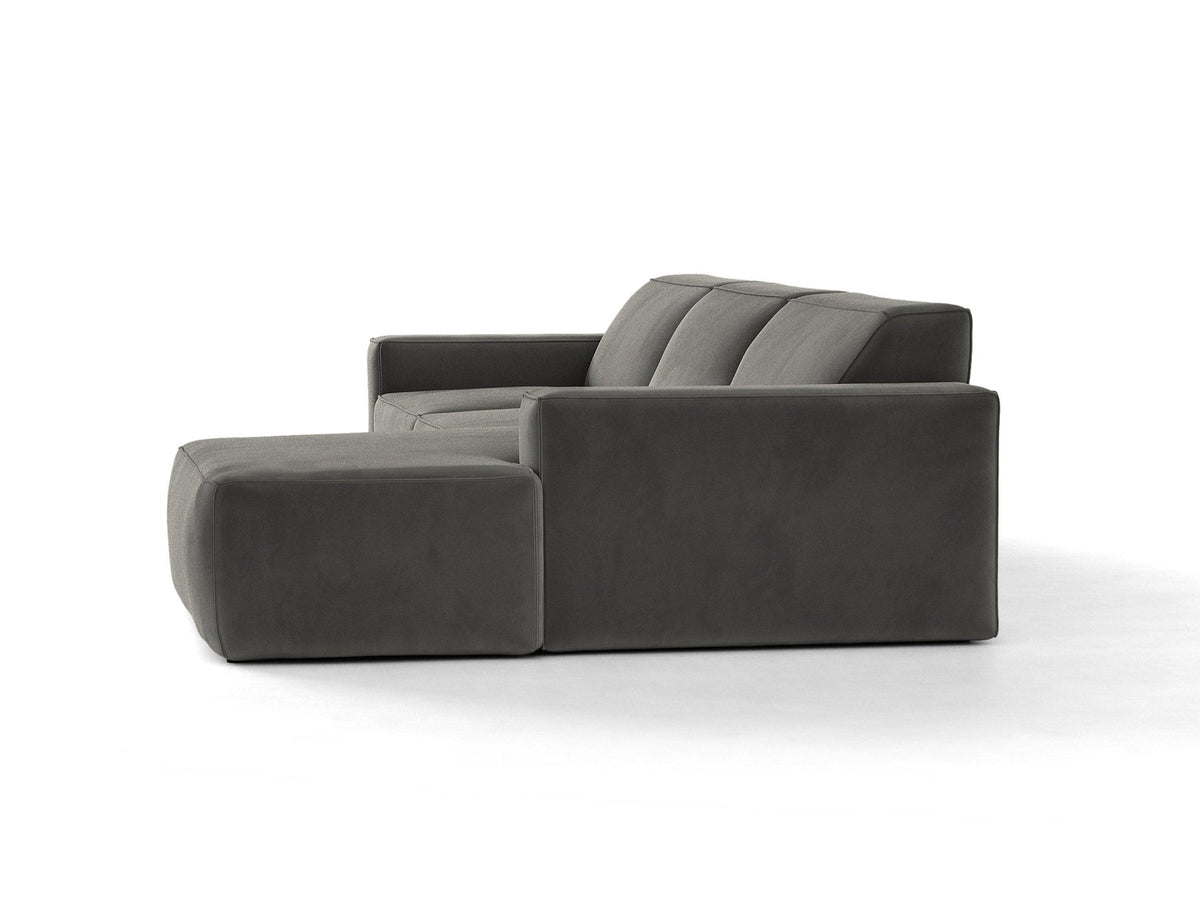 Modulares Ecksofa rechts von Micadoni in leichtem Beige, Samtstoff Venus, mit schwarzen Kunststoffbeinen und niedriger Rückenlehne.