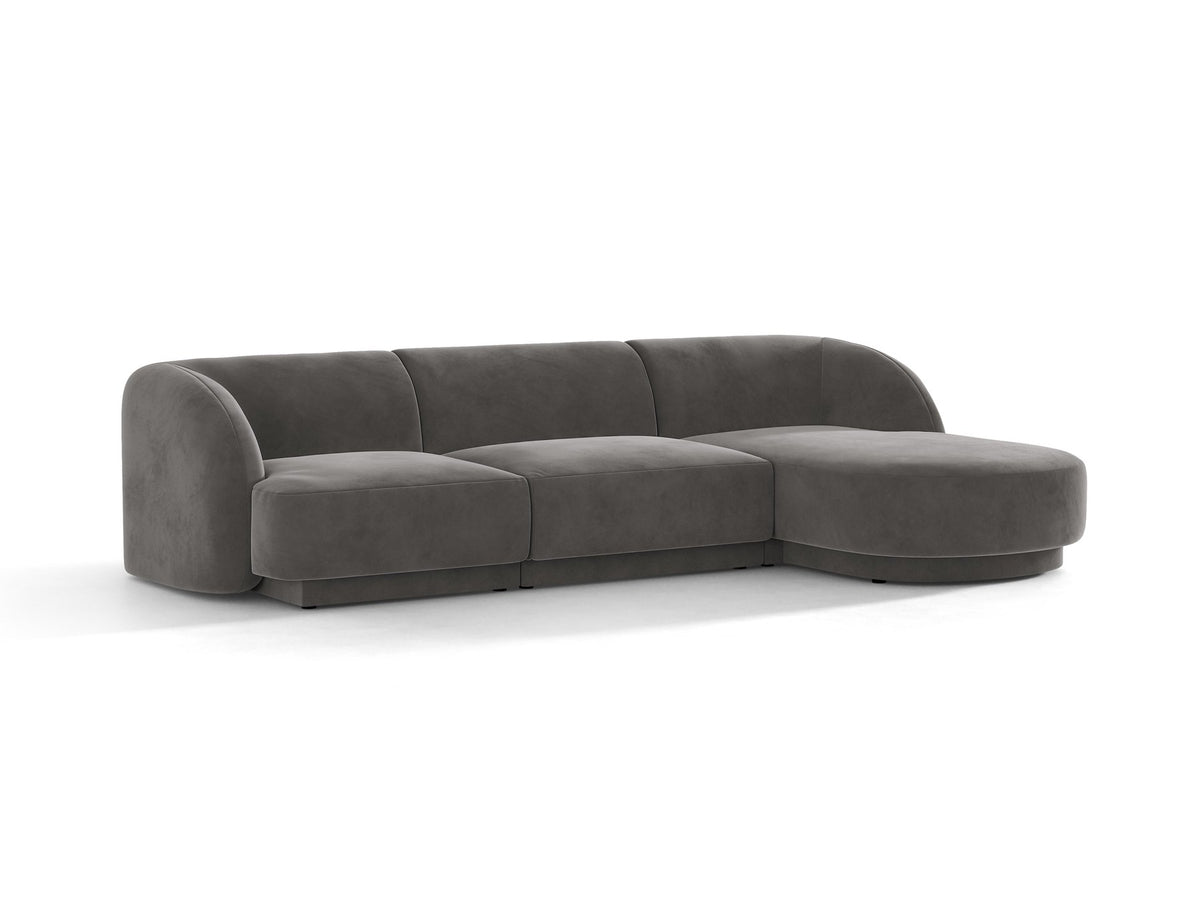 Dunkelbeiges L-Sofa Miley von Micadoni mit Bluvel-Stoffbezug, schwarzen Kunststoffbeinen und modularer Bauweise, rechts ausgerichtet.