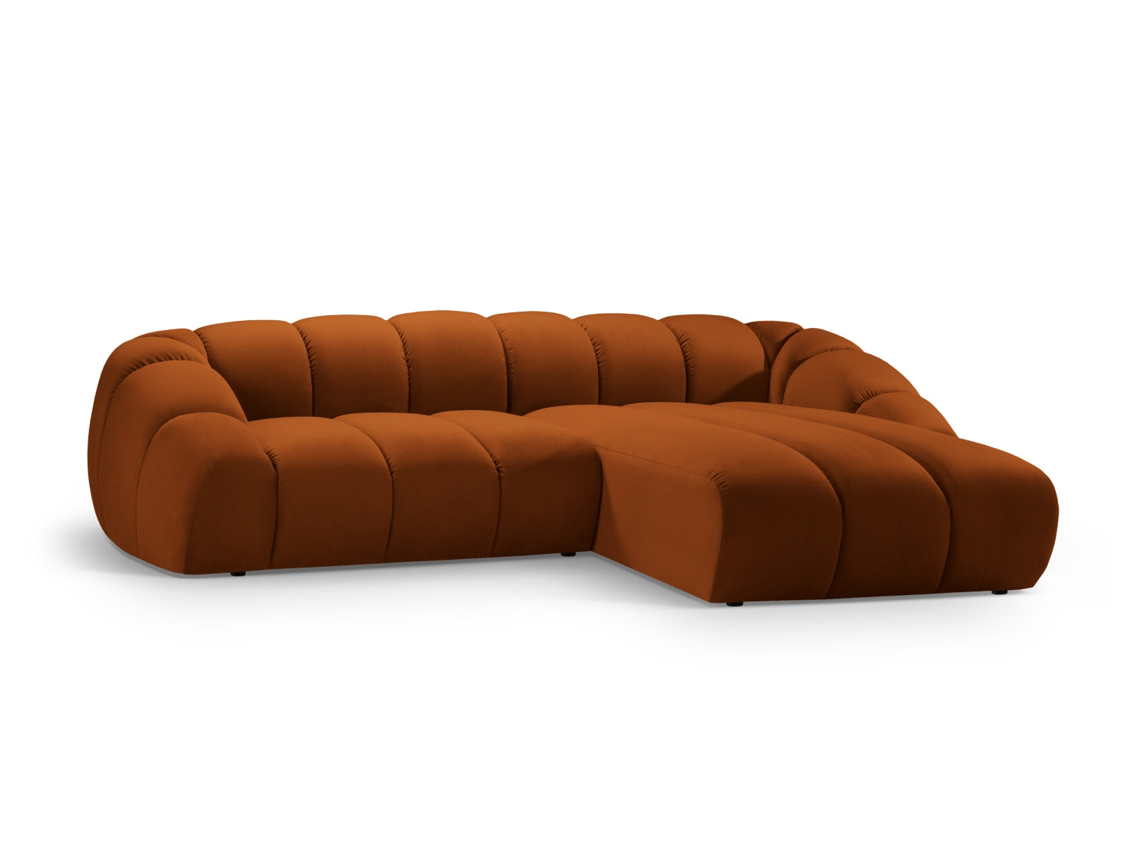 Elegantes Diana Velour Ecksofa in Terracotta, 4-Sitzer, rechtsseitig, ideal für stilvolle Wohnräume, erhältlich bei KAQTU Design AG.