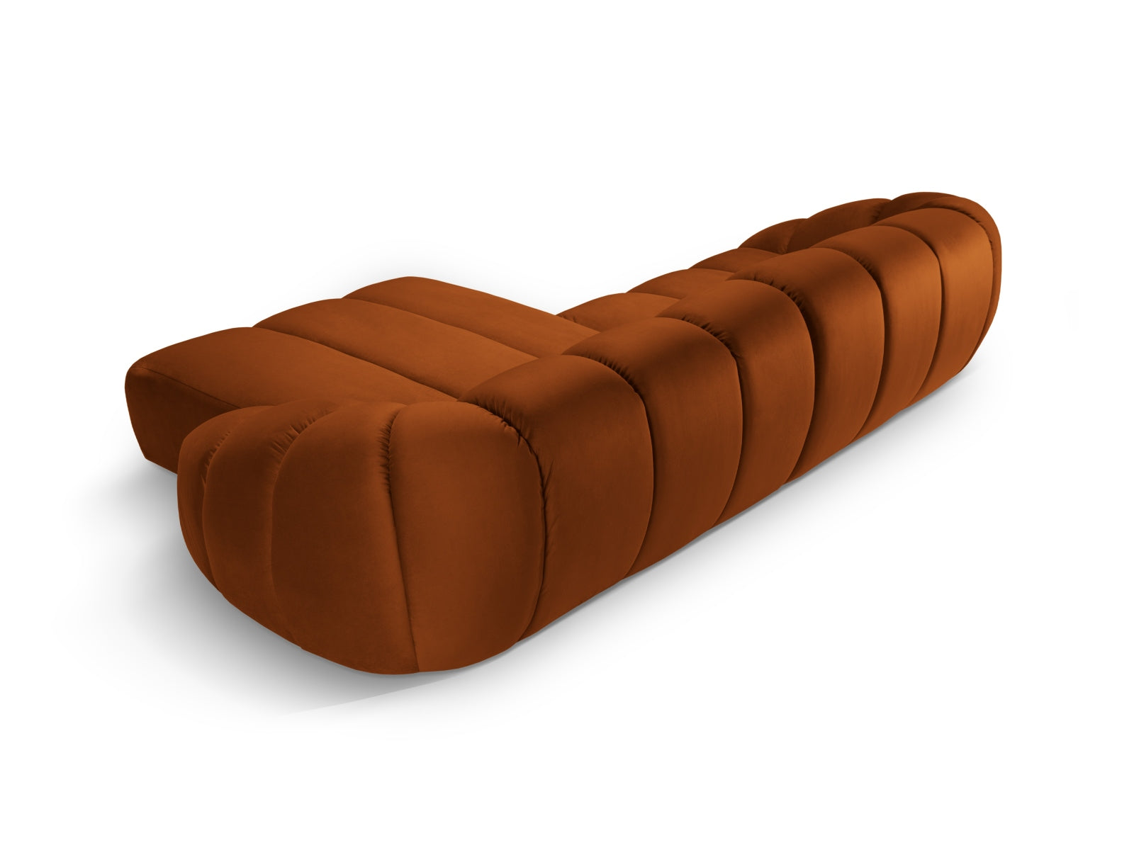 Stilvolles Diana Velour Ecksofa in warmem Terracotta, 4-Sitzer, rechtsseitig, perfekt für moderne Wohnkonzepte und gemütliche Abende.