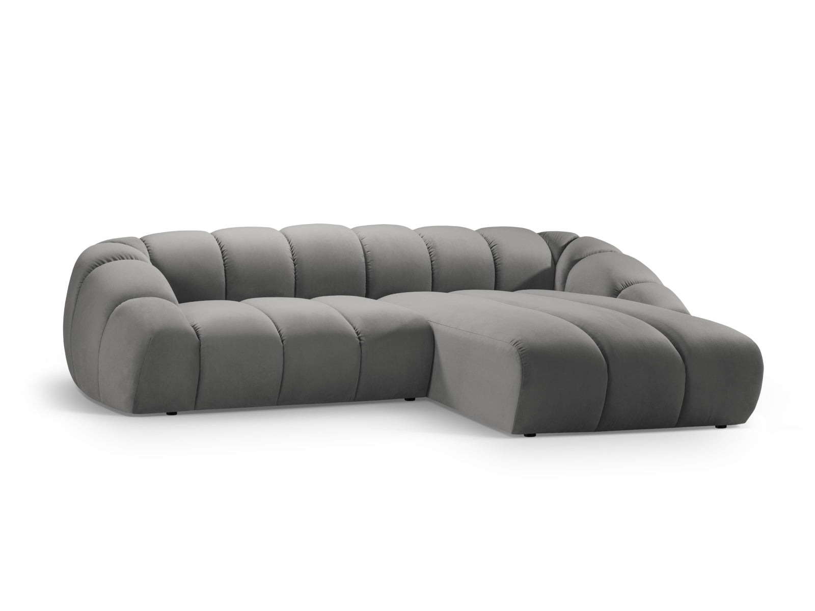 Entdecken Sie das elegante Diana Velour Ecksofa rechts 4 Sitzer von Micadoni – luxuriöses Velours, modernes Design und unvergleichlicher Sitzkomfort für Ihr Wohnzimmer.