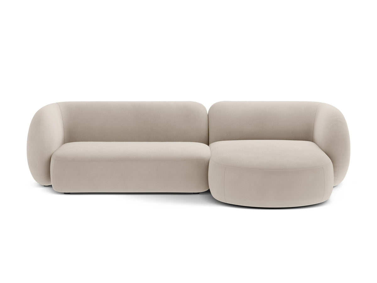 Weisses Ecksofa rechts Kate von Micadoni mit strukturiertem Bouclé-Stoff, schwarzen Kunststoffbeinen und niedriger Rückenlehne.