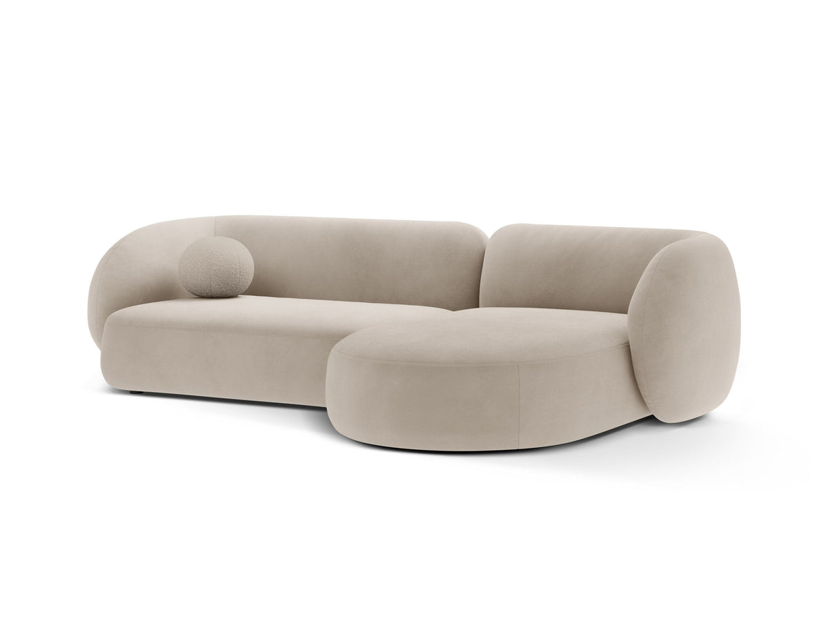 Weisses Ecksofa rechts Kate von Micadoni mit strukturiertem Bouclé-Stoff, schwarzen Kunststoffbeinen und niedriger Rückenlehne.