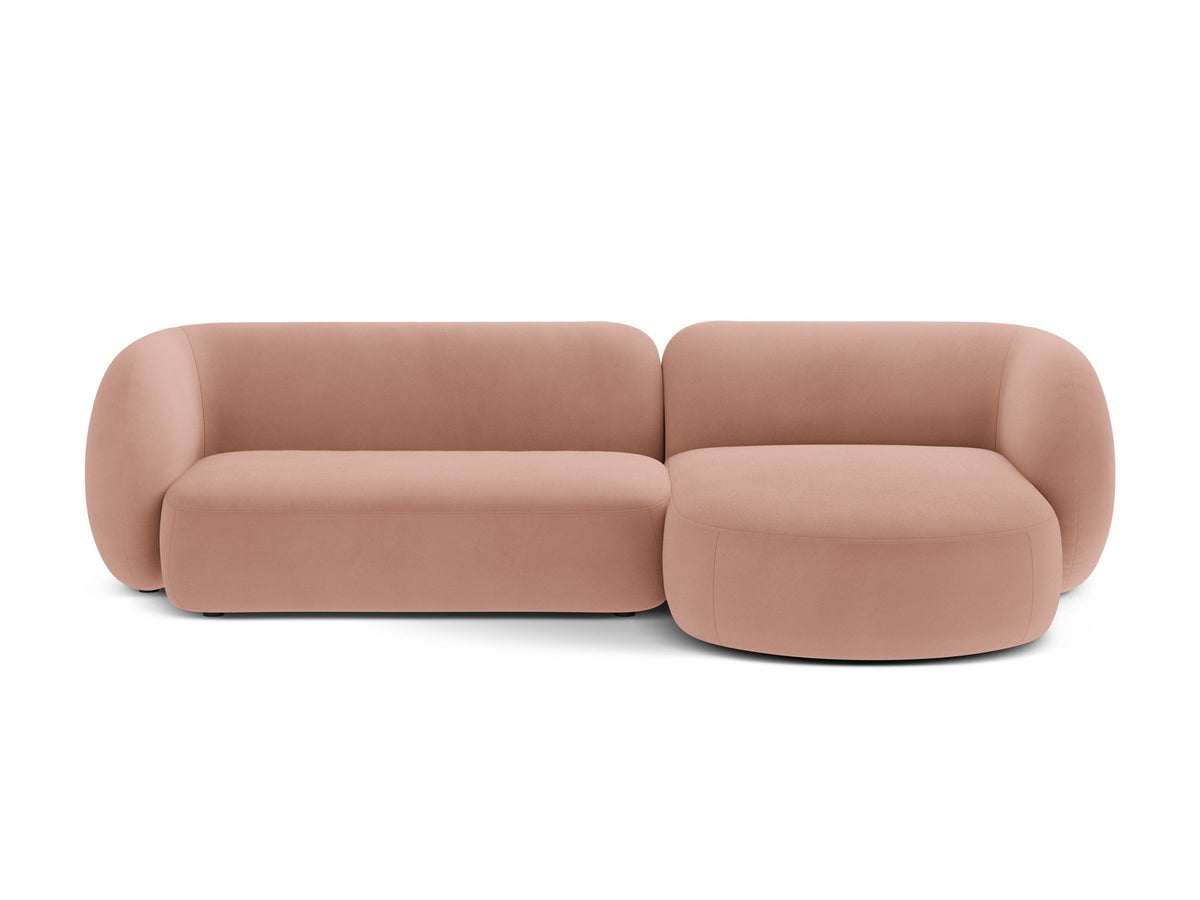 Weisses Ecksofa rechts Kate von Micadoni mit strukturiertem Bouclé-Stoff, schwarzen Kunststoffbeinen und niedriger Rückenlehne.