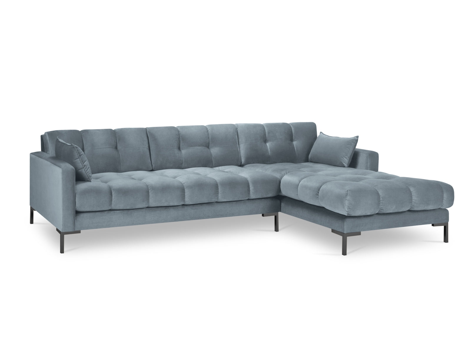 Modernes Mamaia Velour Ecksofa in sanftem Hellblau und Schwarz, perfekt für gemütliche Wohnzimmer. 5-Sitzer von Micadoni für stilvolle Entspannung.