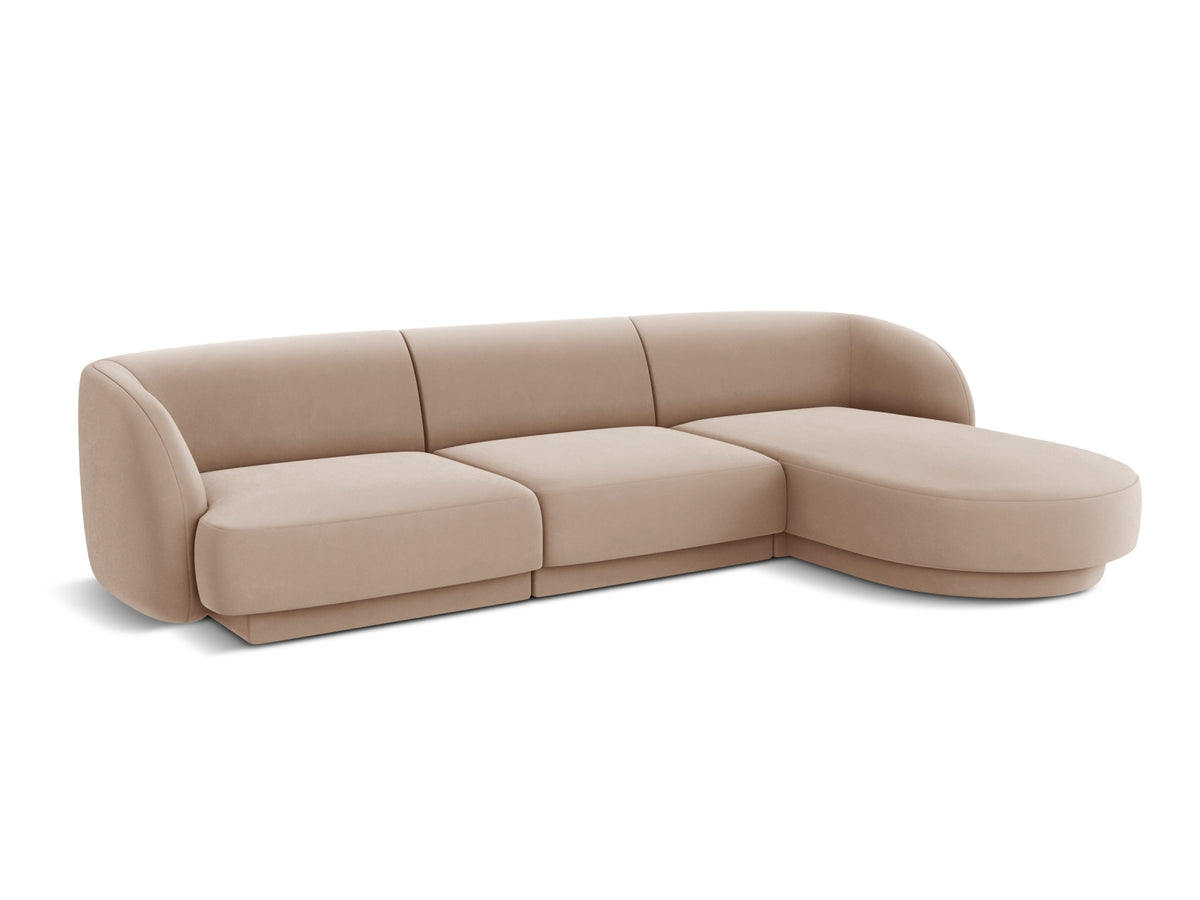 Miley Velour Ecksofa rechts 4 Sitzer in Cappuccino-Bluvel präsentiert im Onlineshop von KAQTU Design AG. L-Sofa rechts ist von Micadoni