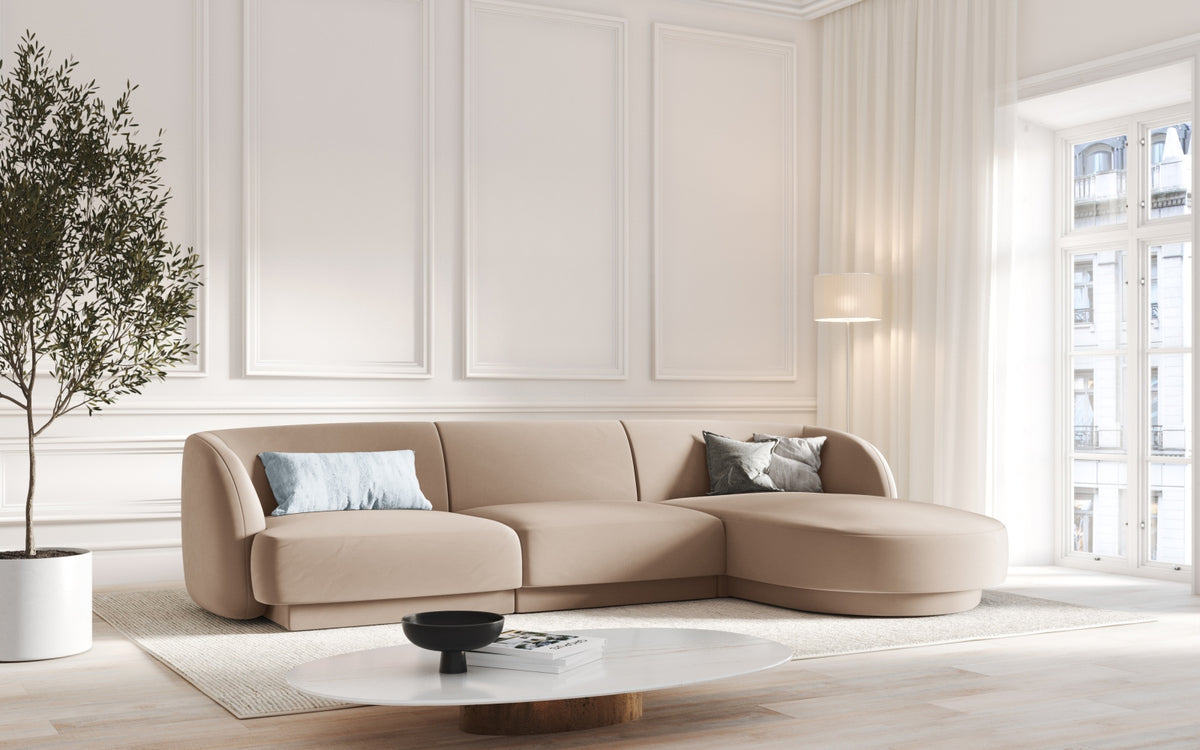 Miley Velour Ecksofa rechts 4 Sitzer in Cappuccino-Bluvel präsentiert im Onlineshop von KAQTU Design AG. L-Sofa rechts ist von Micadoni