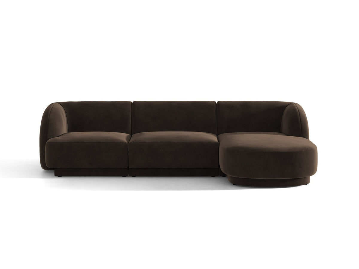 Dunkelbeiges L-Sofa Miley von Micadoni mit Bluvel-Stoffbezug, schwarzen Kunststoffbeinen und modularer Bauweise, rechts ausgerichtet.