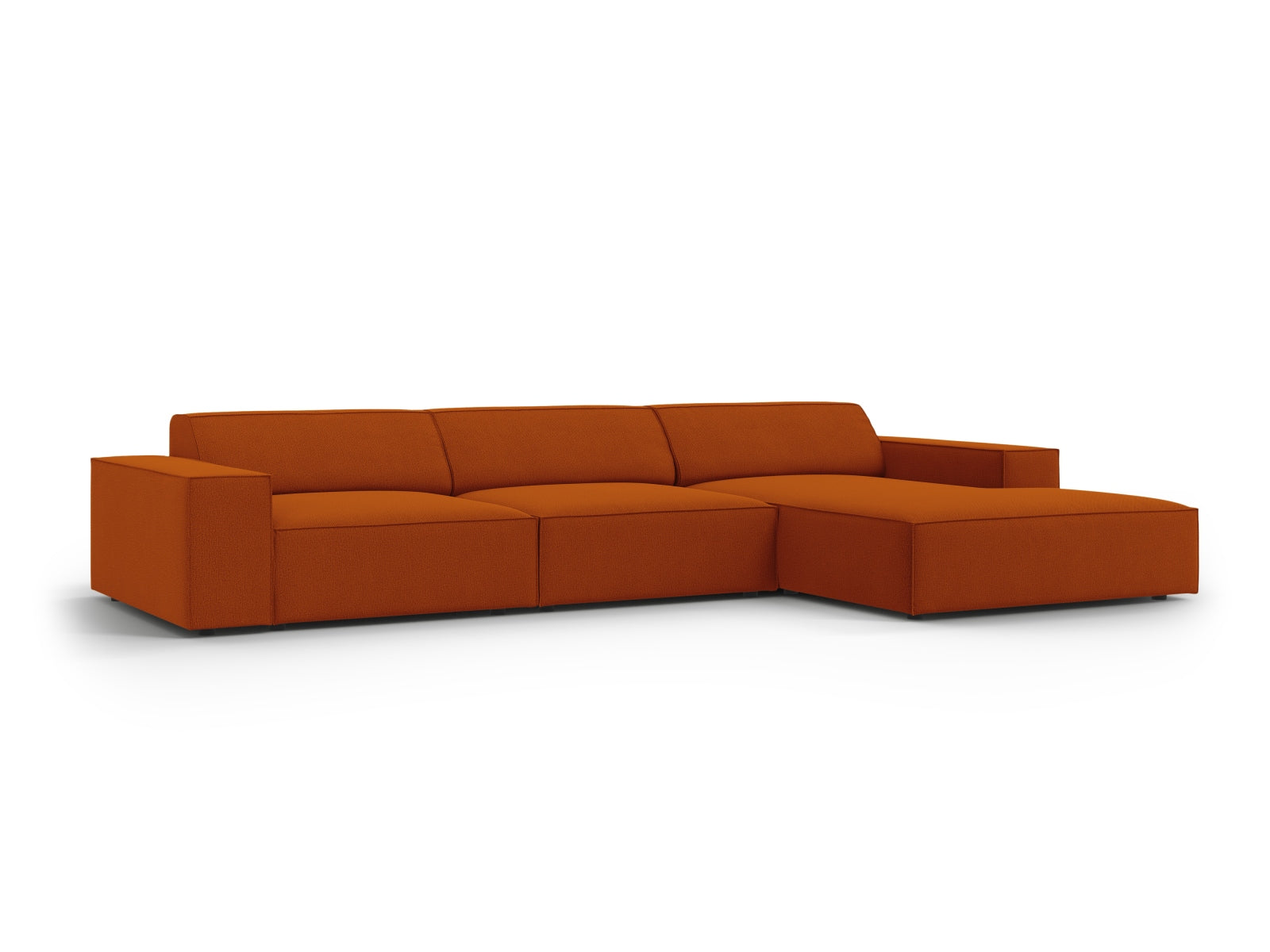 Elegantes, terracottafarbenes L-Sofa mit 4 Sitzplätzen, ideal für moderne Wohnkonzepte und gemütliche Abende.