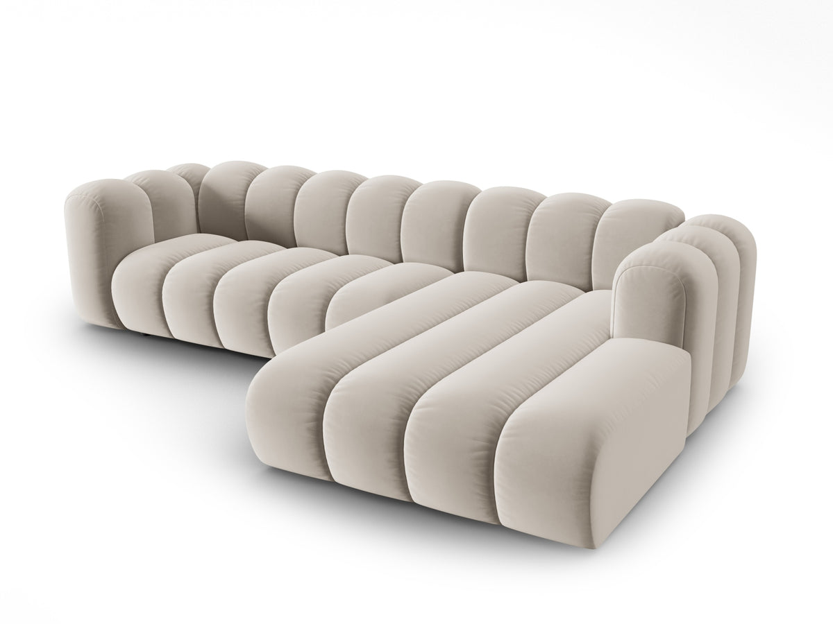 Lupine Velour modulares Ecksofa rechts 4 Sitzer in Beige-Salvador präsentiert im Onlineshop von KAQTU Design AG. L-Sofa rechts ist von Micadoni