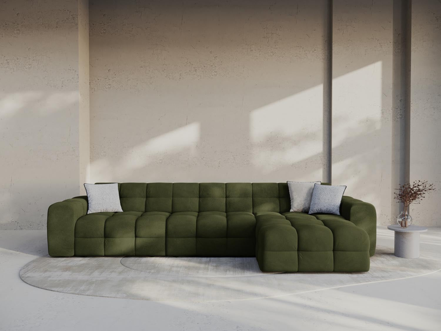 Elegantes Kendal Velour Ecksofa in Army Green, 5-Sitzer, ideal für stilvolle Wohnräume. Hochwertiges Design von Micadoni.