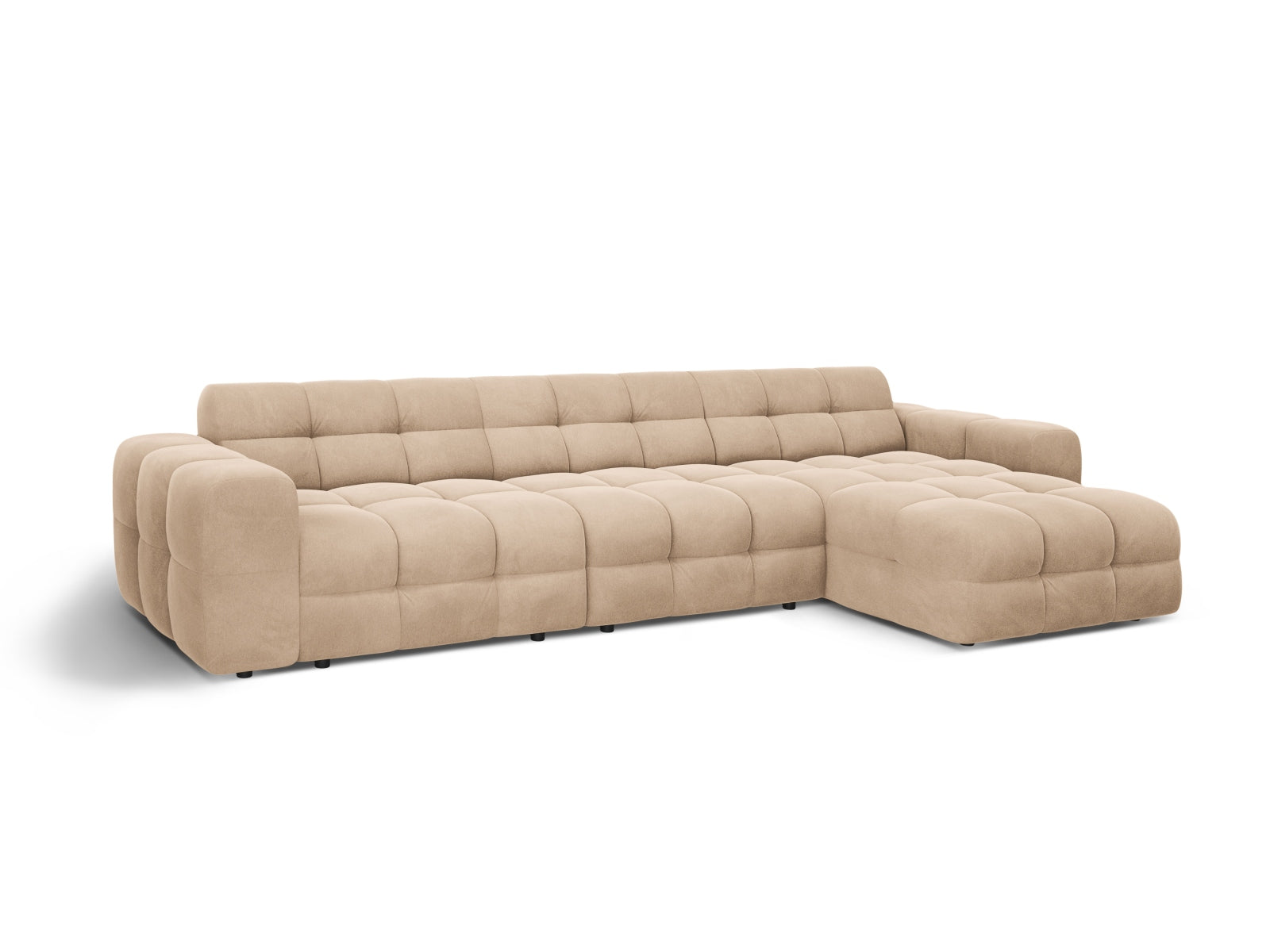 Modernes Kendal Velour Ecksofa in sanftem Almond Beige, perfekt für gemütliche Wohnzimmer. Geräumiges 5-Sitzer L-Sofa von Micadoni.