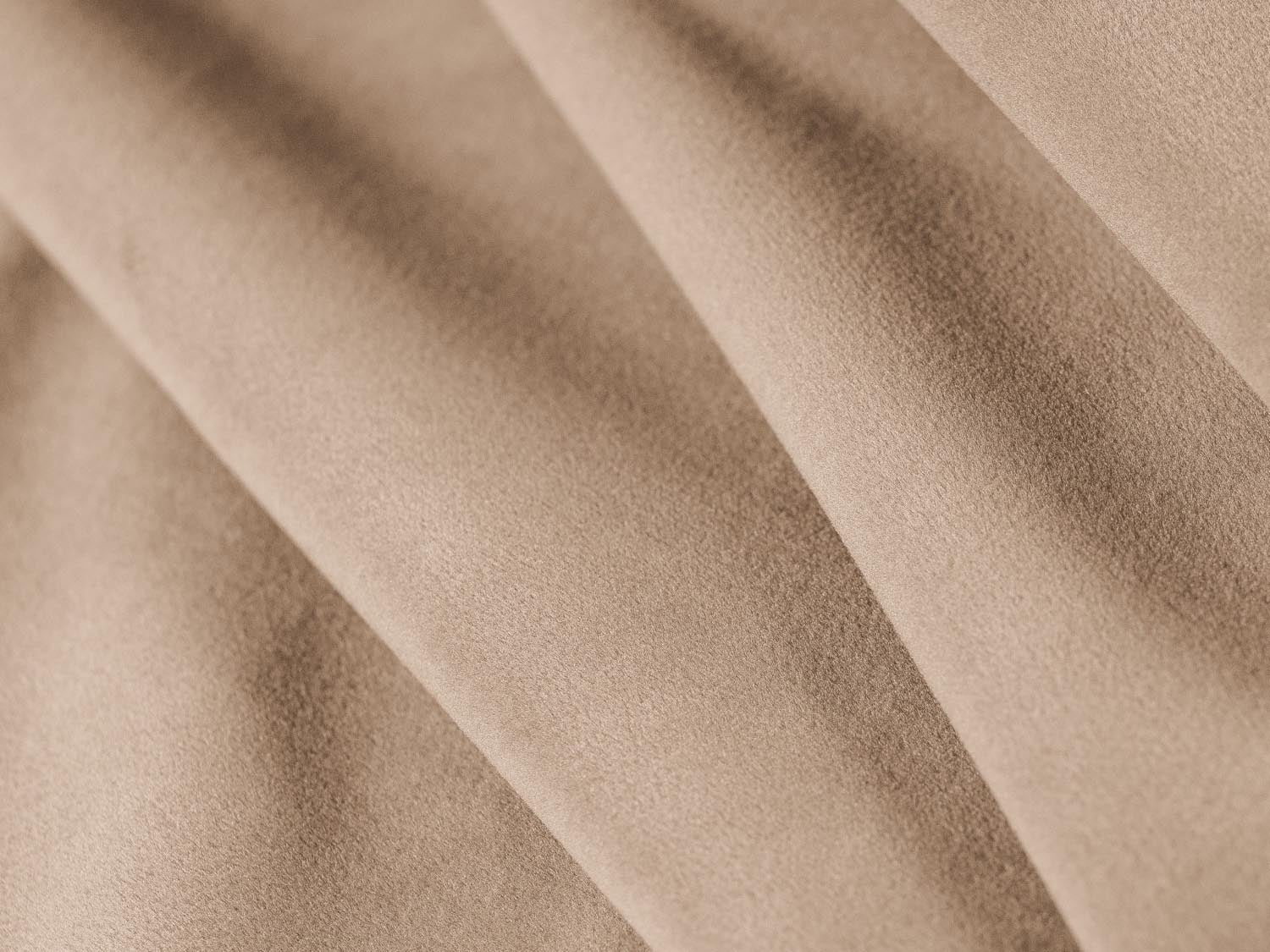 Modernes Kendal Velour Ecksofa in sanftem Almond Beige, perfekt für gemütliche Wohnzimmer. Geräumiges 5-Sitzer Modell von Micadoni.