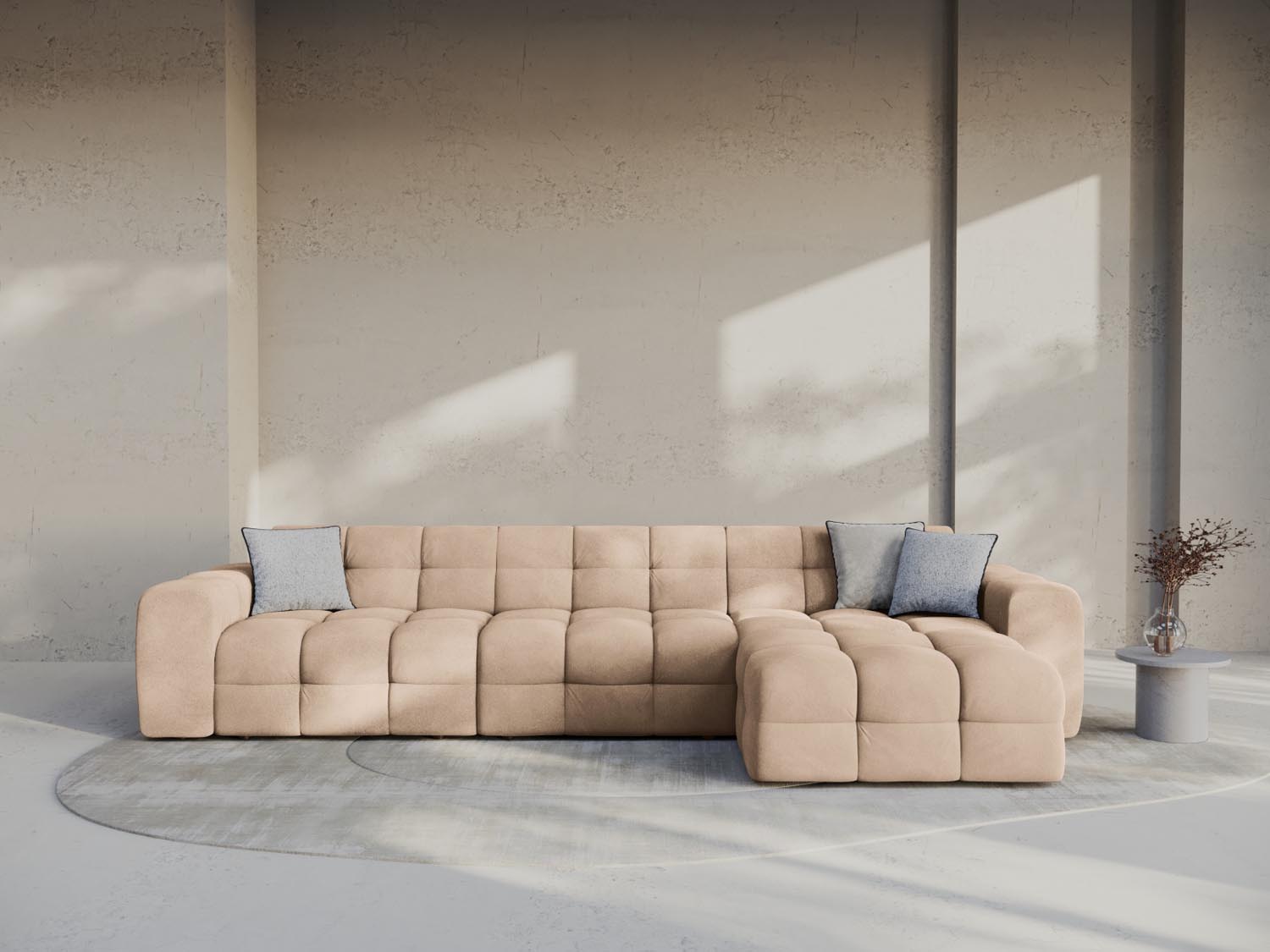 Elegantes Kendal Velour Ecksofa in Almond Beige, ideal für stilvolle Wohnräume. Komfortables 5-Sitzer L-Sofa von Micadoni.